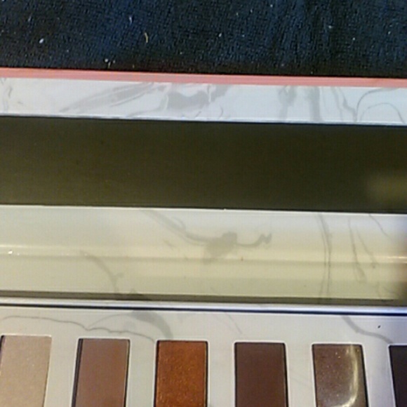 Blush eye shadow pallet - Picture 5 of 7
